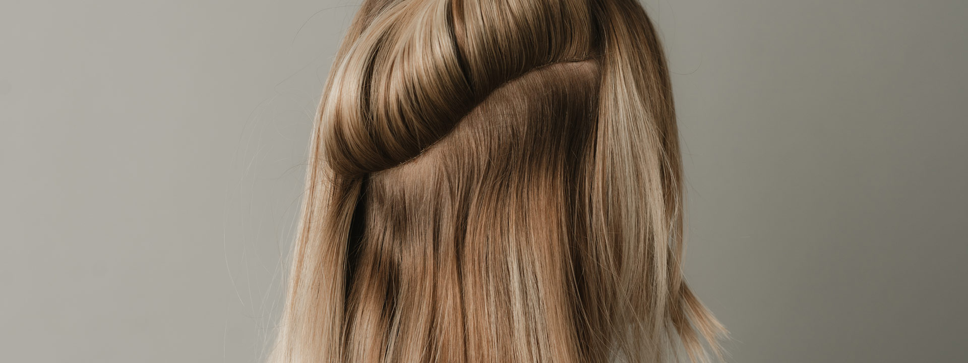 Hairbar | Friseur Linz - Haarverlängerung Linz, Haarverdichtung Linz - SIMPLIE Haarverlängerung Linz, Haarverdichtung Linz - SIMPLIE, blonde Frau